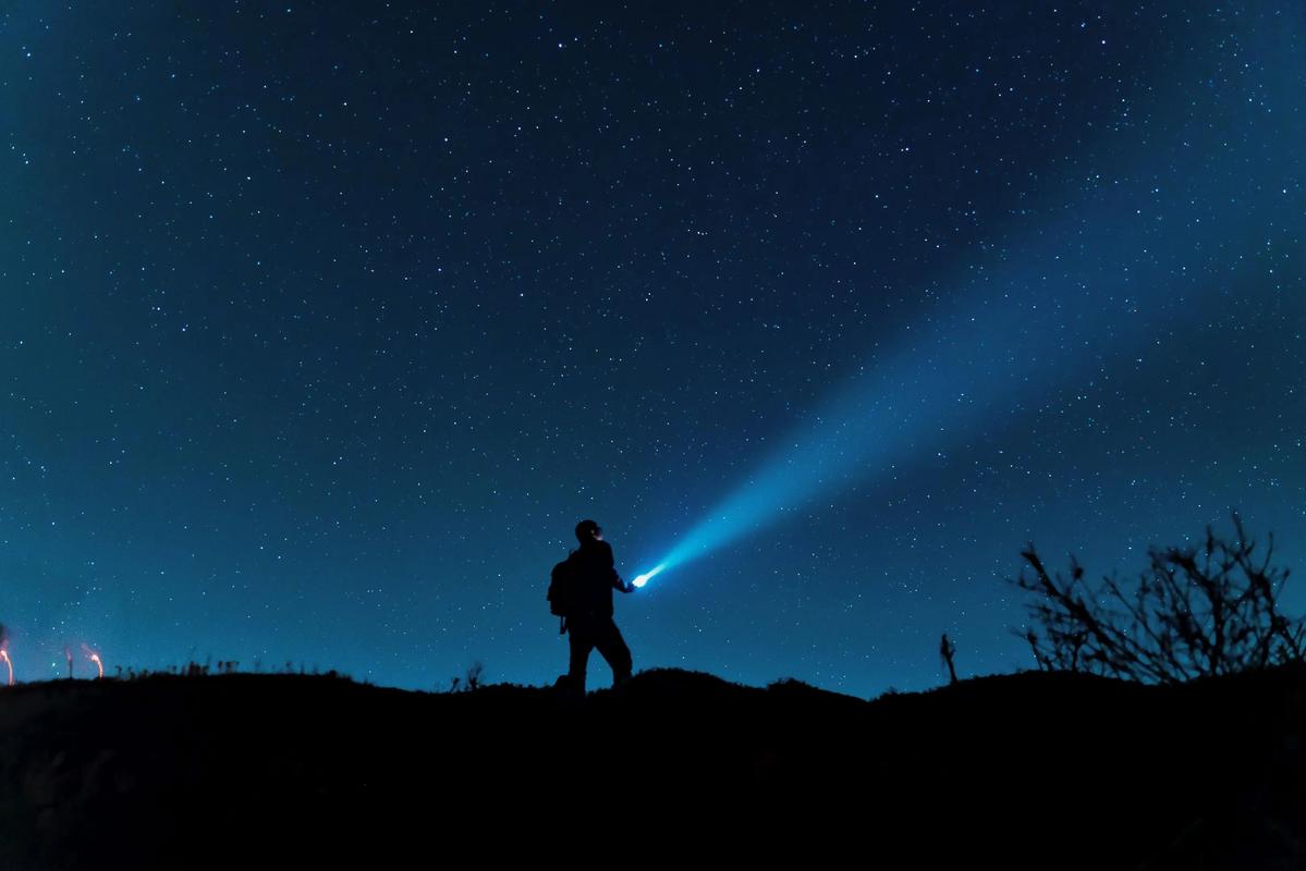 晚上登山者用手电照亮石阶