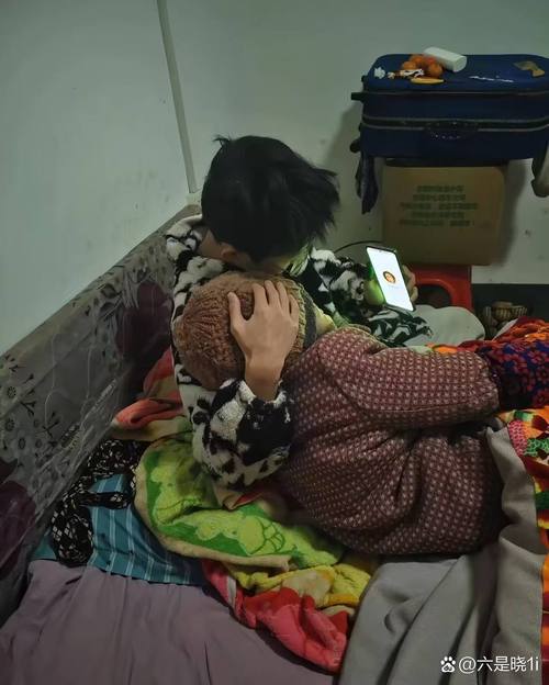 工业区老人在家带孩子安全隐患场景