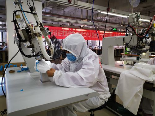 工业防护服全自动热风压胶生产现场