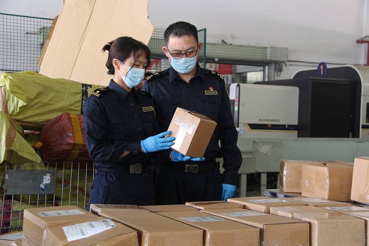 海关监管进境包裹X光查验现场