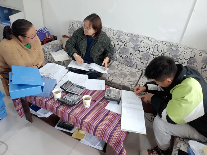 基层文保所工作人员核对保护经费台账现场