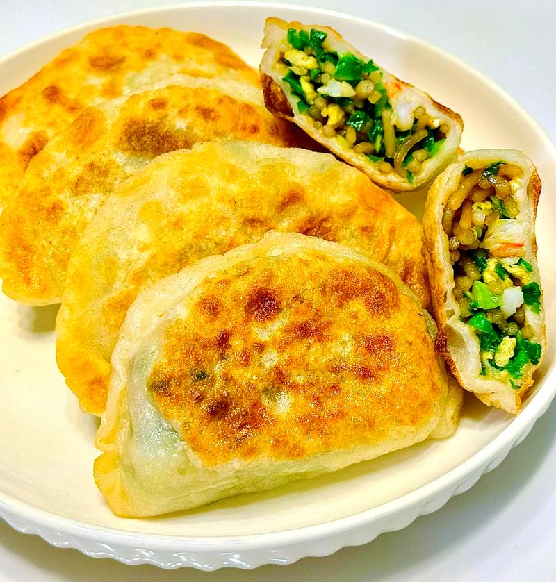 家常韭菜盒子煎制过程金黄酥脆