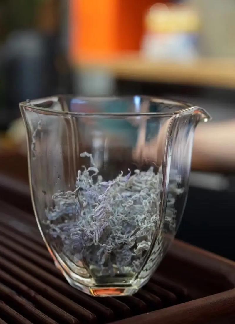 慢性咽炎患者日常桌面水杯实拍