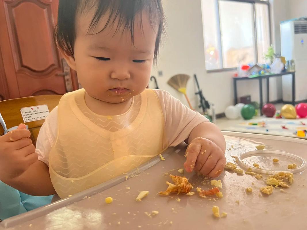 1-2岁宝宝自主进食精细动作训练场景