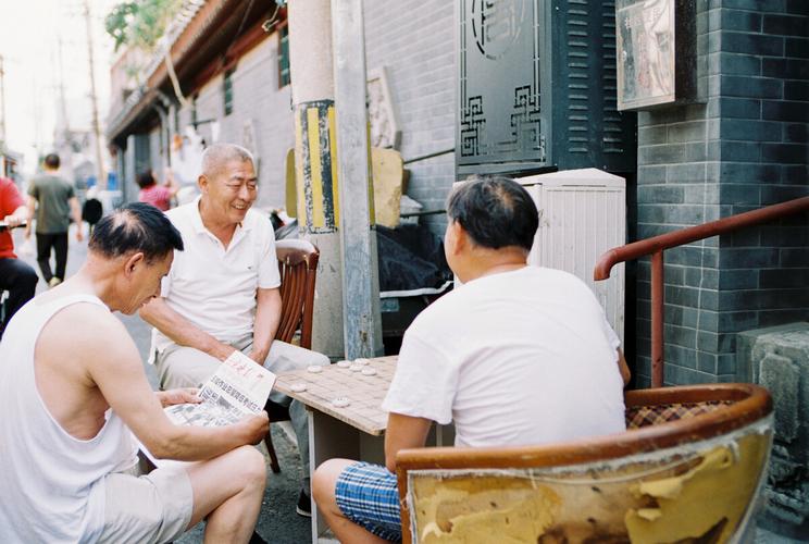 北京胡同夏天槐树下下棋老人
