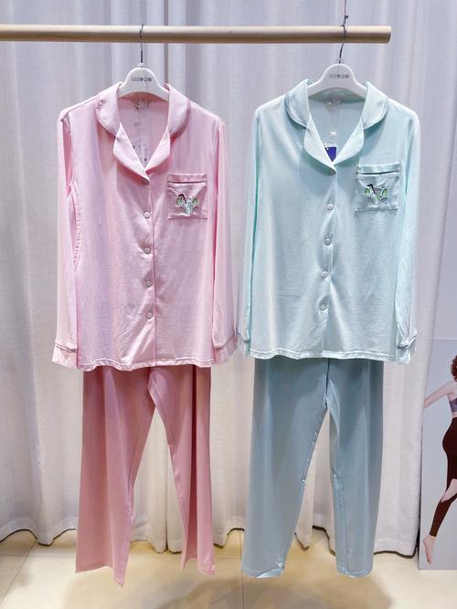 草莓家居服妈妈怀里的分离焦虑