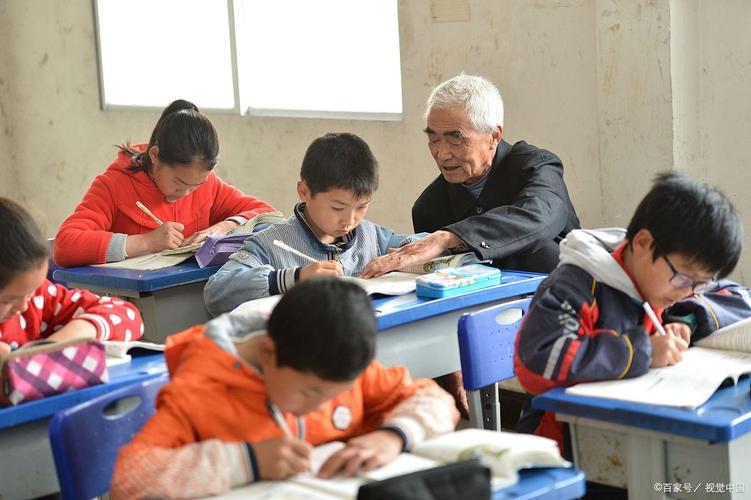 退休教师办公室给学生补语文课放着一块桃酥场景