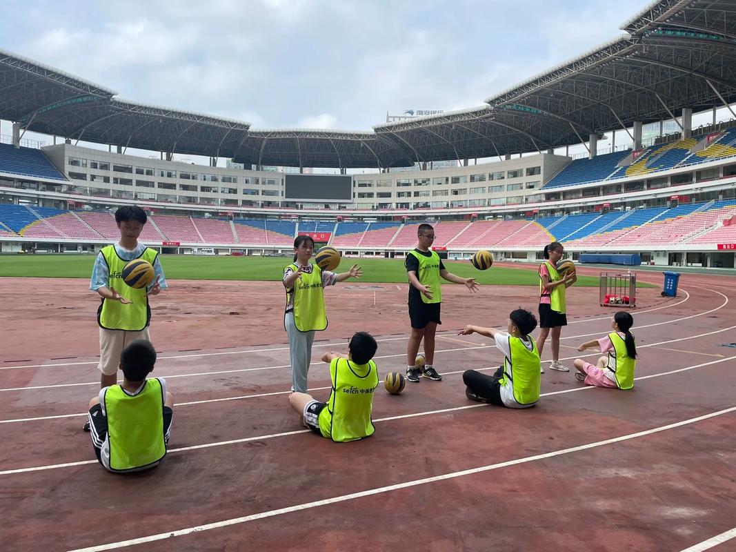 中学生练习排球垫球体育考试