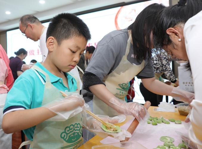 家庭亲子一起制作饺子食育场景图