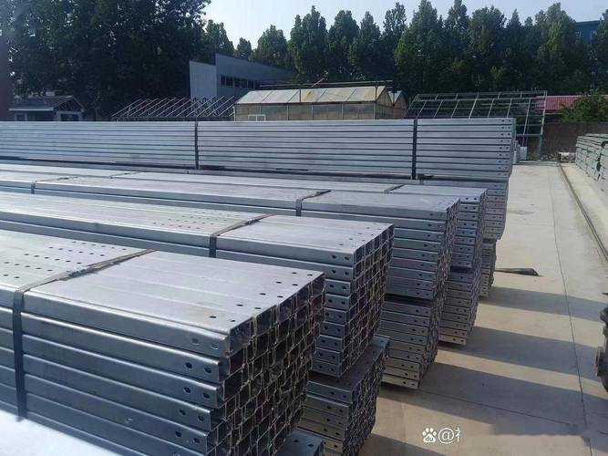 光伏支架折弯角度超差现场堆放图
