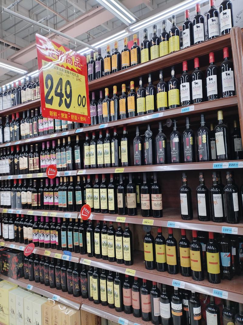 连锁便利店货架上的国产果酒陈列实拍