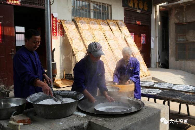 青阳老巷骑楼下米面摊蒸盘揭米皮的白汽场景