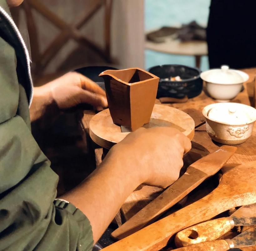 云南迪庆香格里拉尼西黑陶手工制作现场
