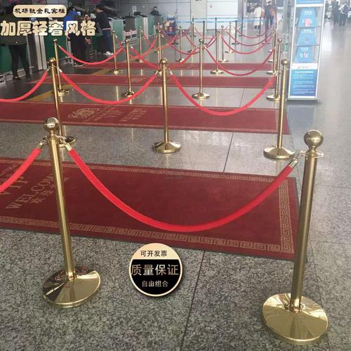 早餐摊排队护栏上安装的插保温杯的卡槽 旁边贴着手写提示牌