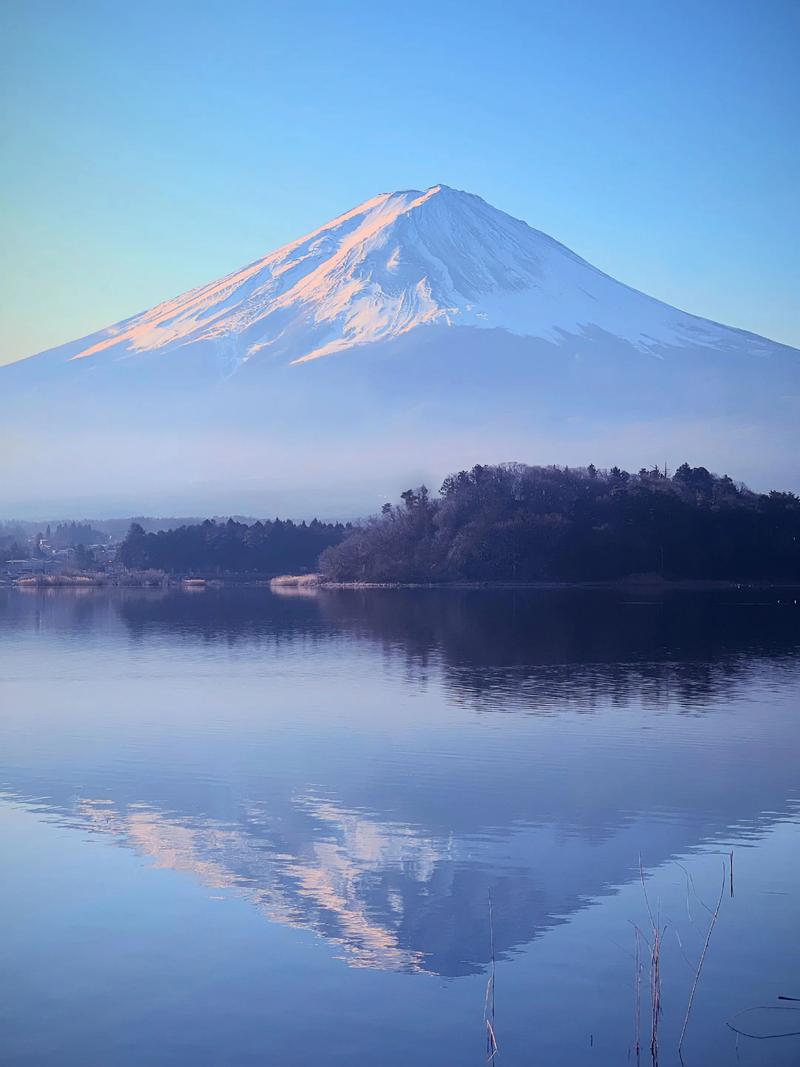 日本富士山河口湖逆富士云海清晨