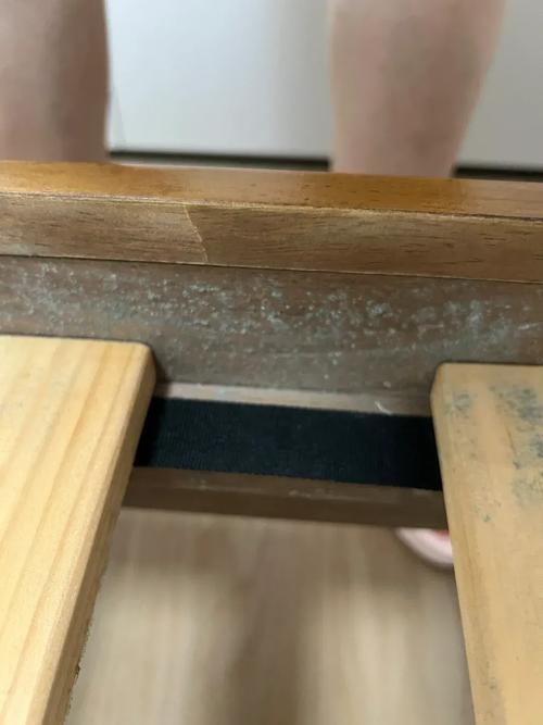 劣质木蜡油导致的家具表面发白起皮