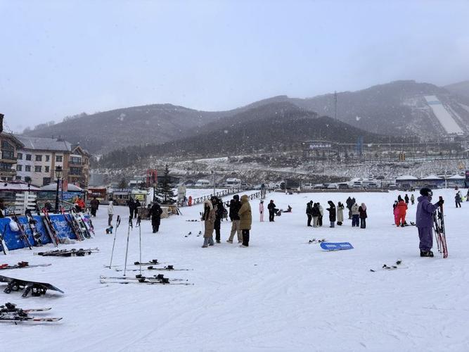 崇礼万龙滑雪场缆车排队人群实拍