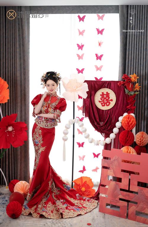 婚礼现场摄影师助理蹲地扇风制造裙摆飘动效果