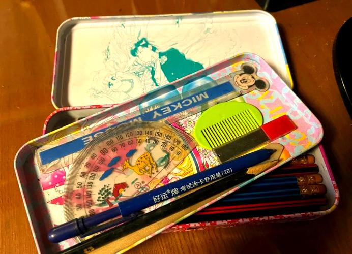 精选家庭记忆物品盒展示，包含成长里程碑物品