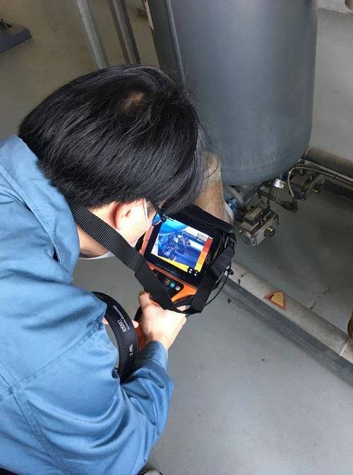 压缩空气管道超声波检漏仪操作现场