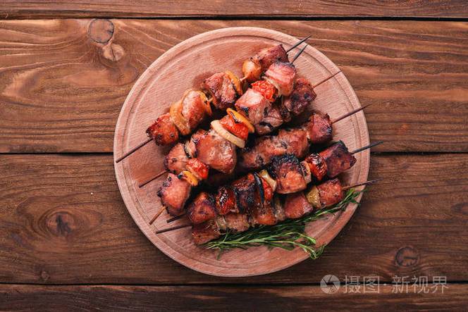 洋葱丝腌制羊肉串特写