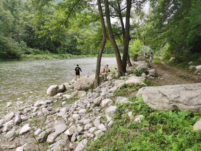 湖北南漳鱼泉河大峡谷入口溪流