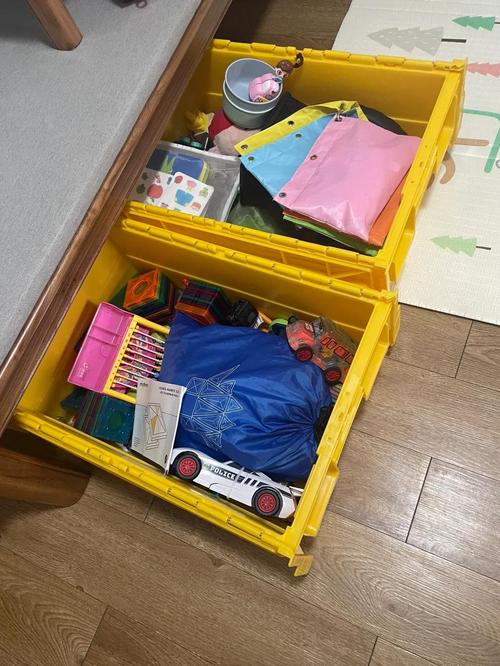 居家短期快速整理 沙发底塞入玩具收纳箱示意图