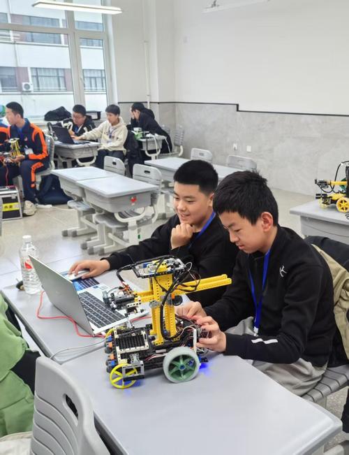 学生在机器人社团制作和调试机器