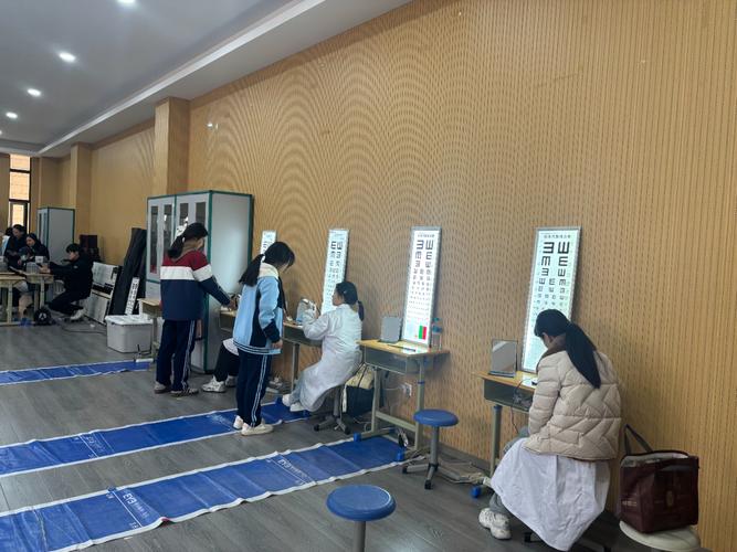 军校招生体检视力表检查现场