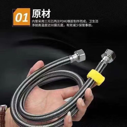 工人手持扳手安装不锈钢编织软管,垫毛巾防滑细节