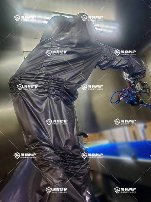不合身的工业防护服穿在工人身上显勒痕