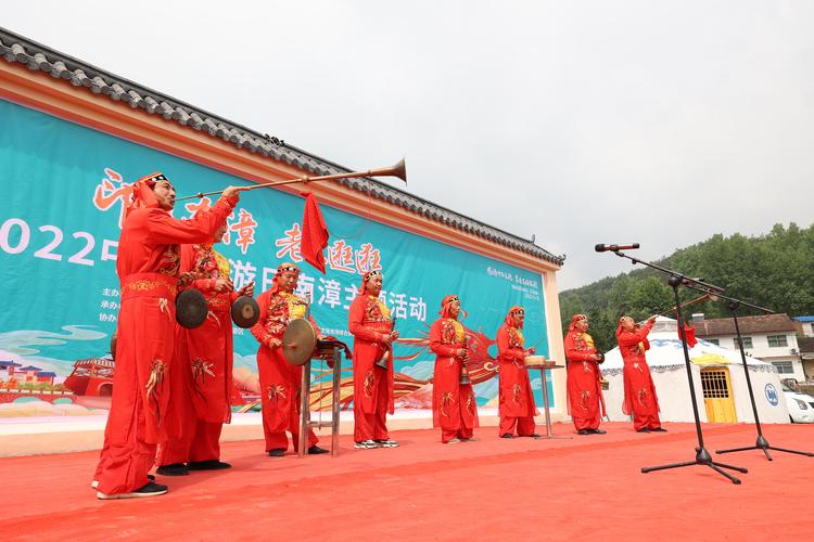 湖北南漳山间阴锣鼓户外表演场景