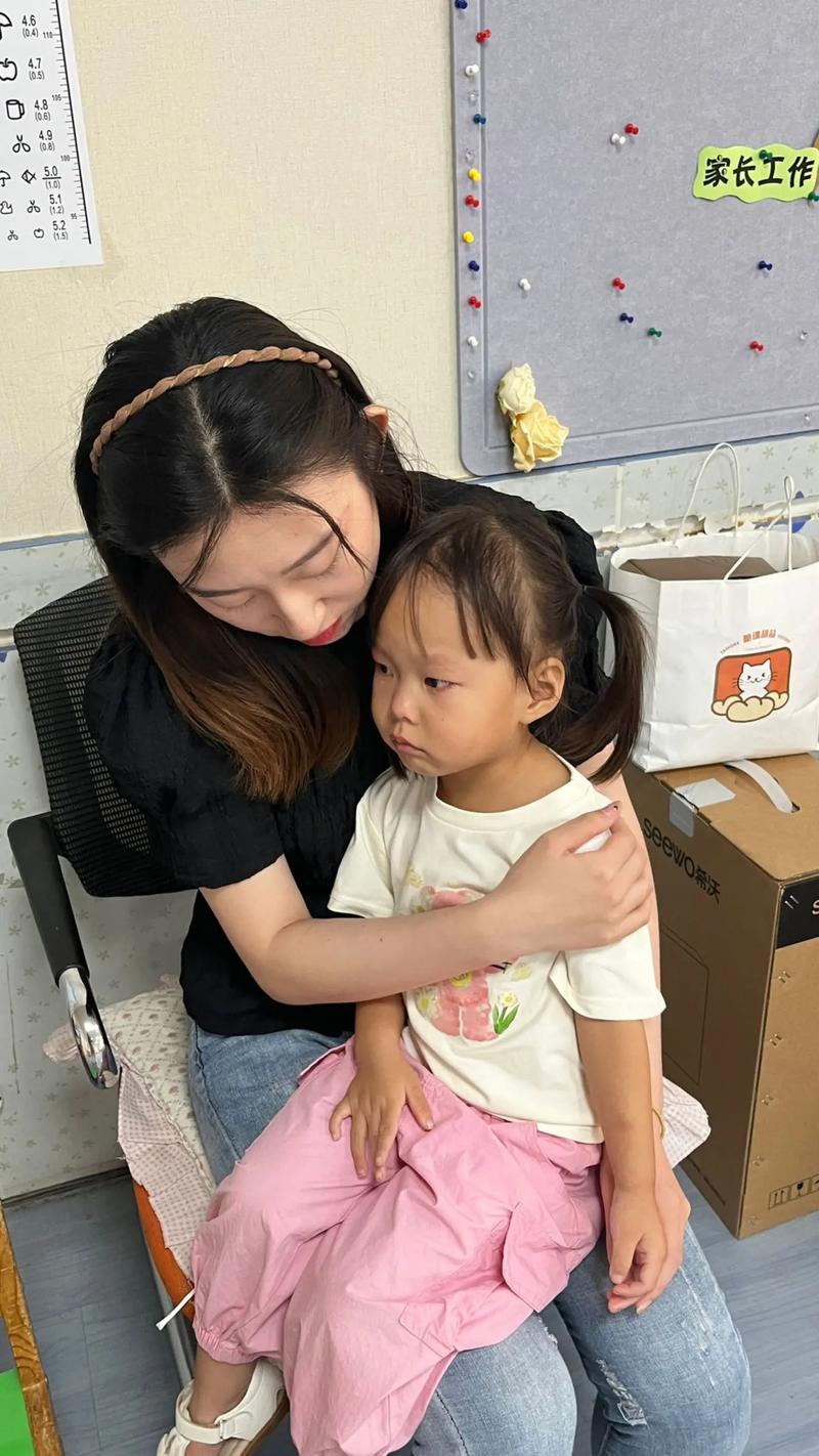 幼儿园门口孩子抱着家长哭不肯松手