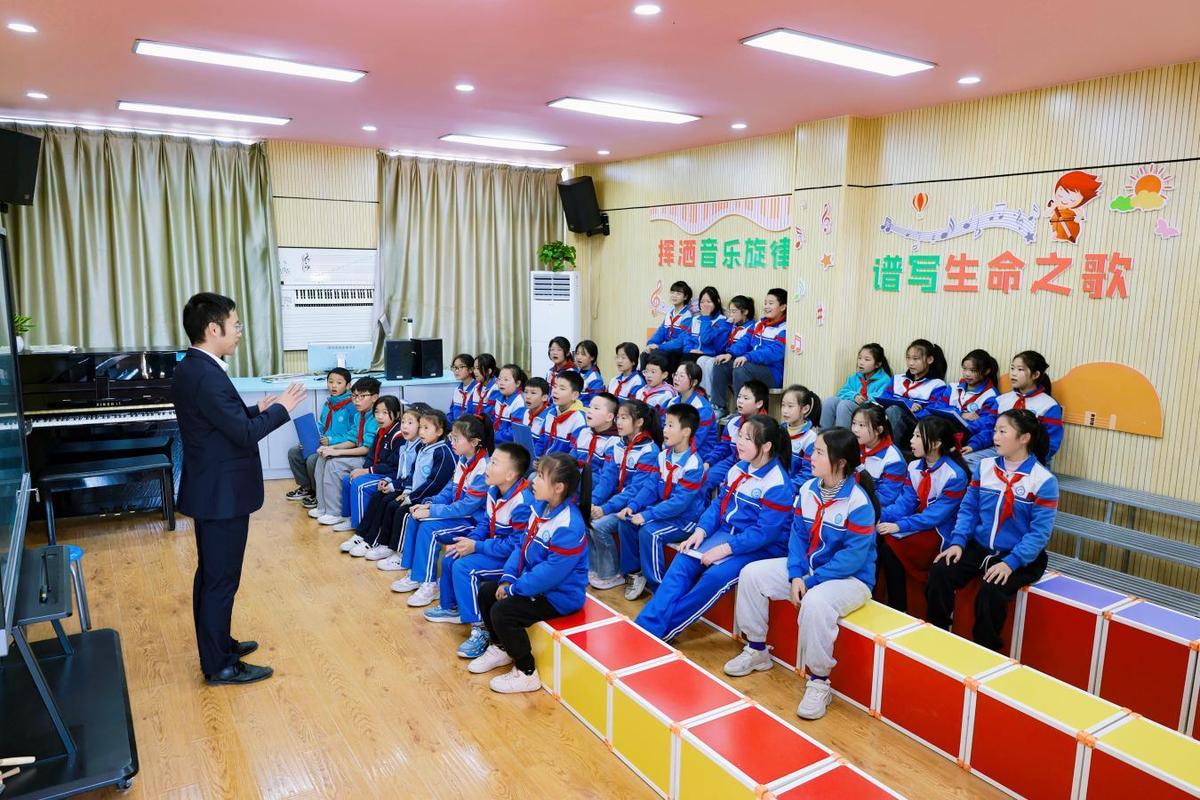 中小学合唱团日常排练场景
