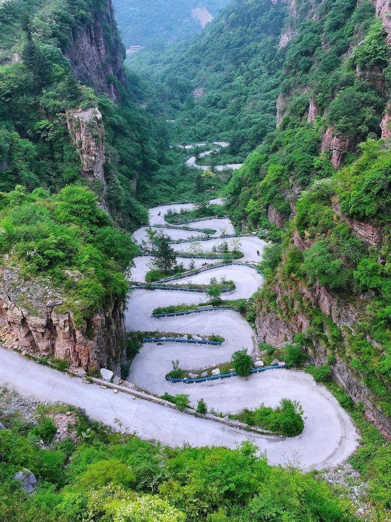 蜿蜒曲折但总体向上的山路 风景