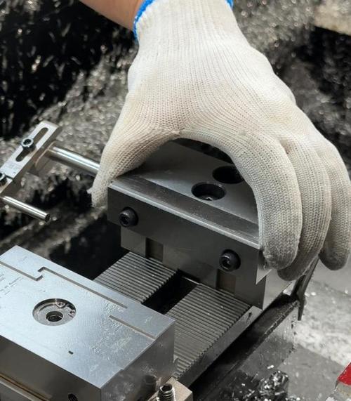 车间工人使用快换夹具操作现场