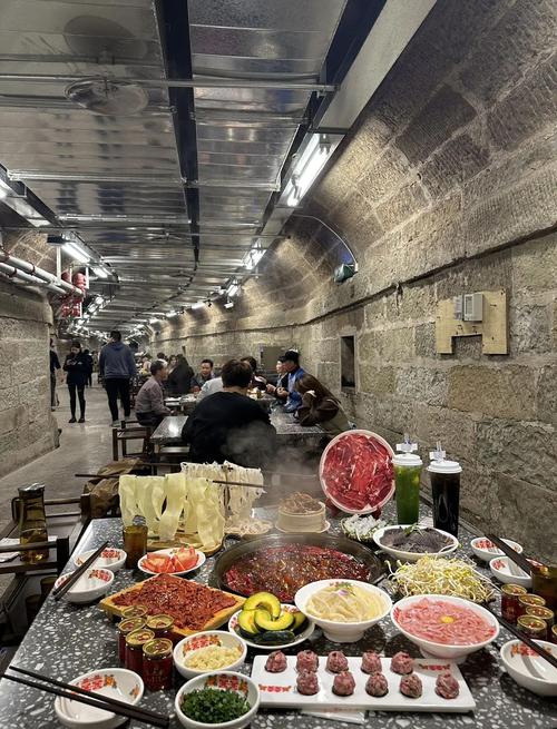 重庆省府路防空洞火锅洞口旧铁皮门