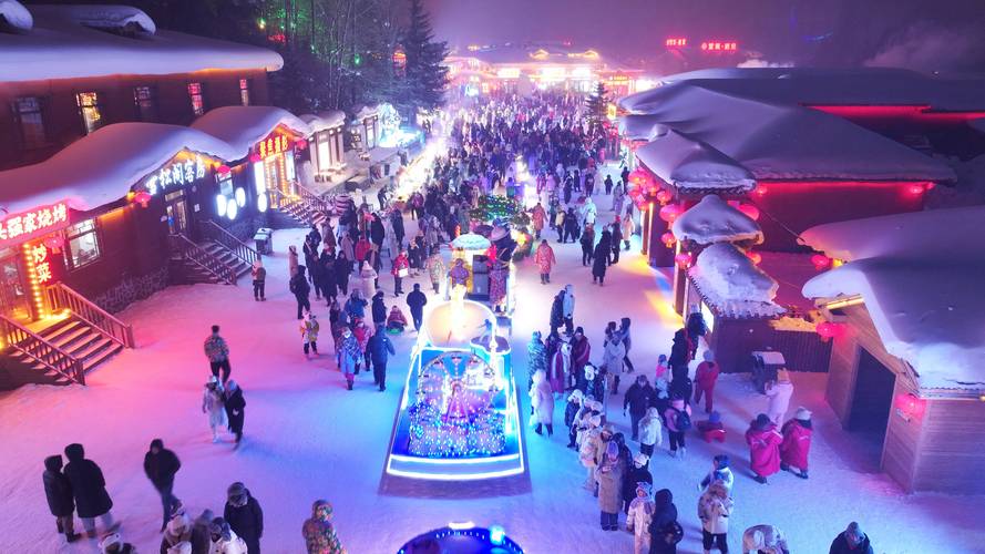 冰雪大世界夜景与排队人群
