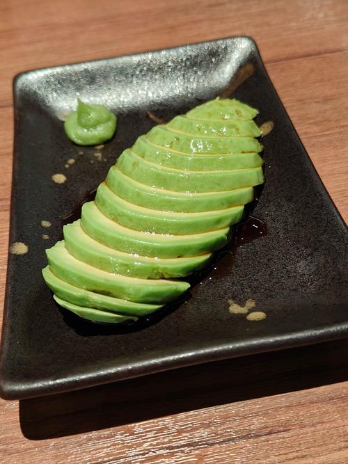 熟透的牛油果切片淋酱油素食刺身