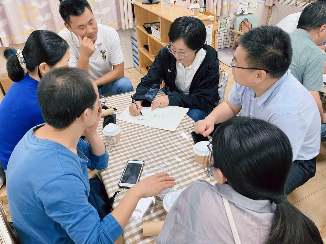 家庭亲子圆桌讨论氛围图