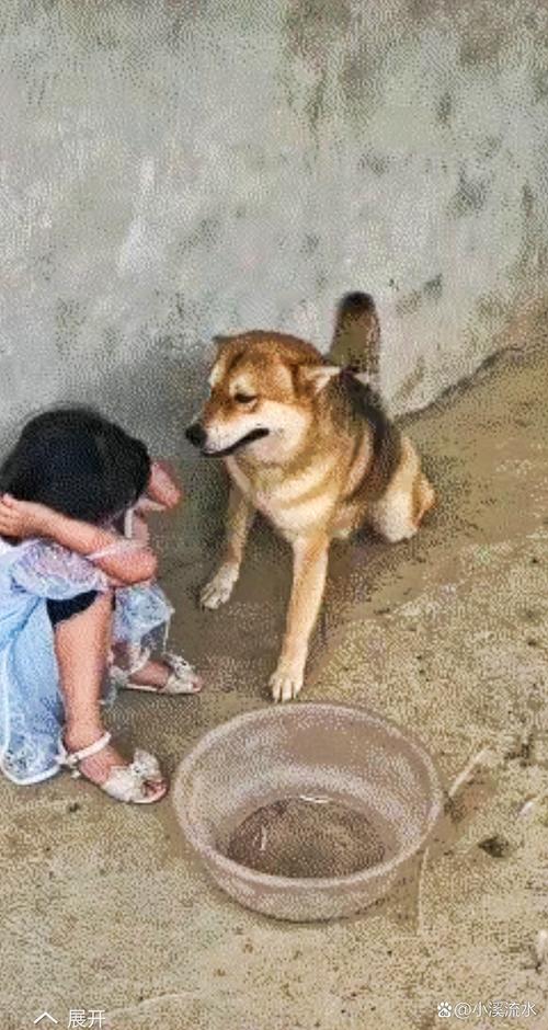 妈妈蹲下来抱墙角哭泣小孩场景