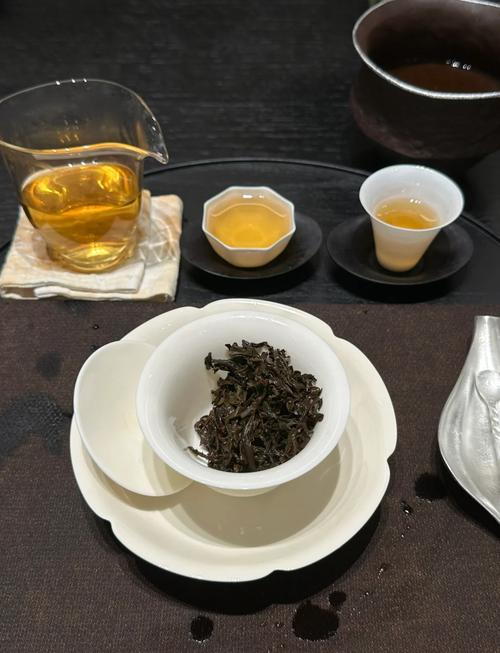 餐桌上摆放的淡泡乌龙茶实拍图