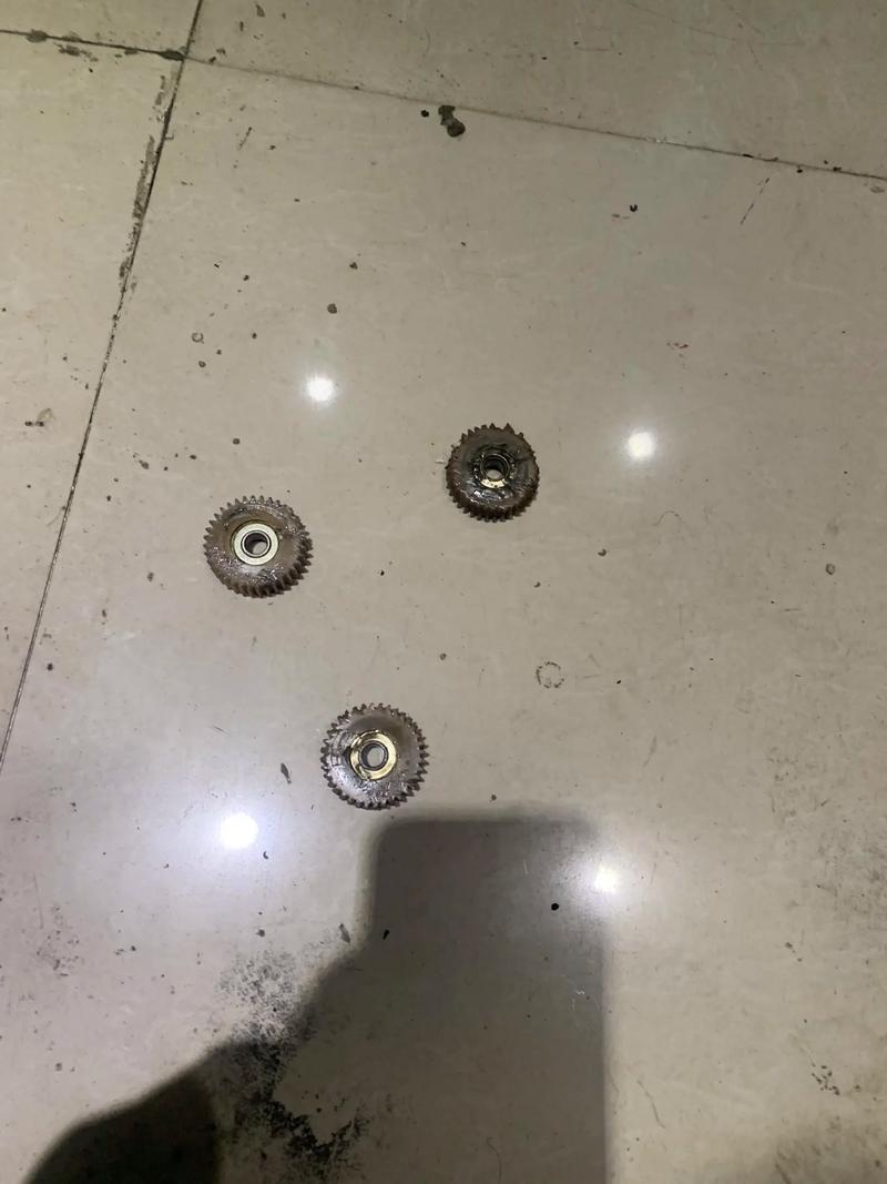 拆解后磨损崩齿的汽车雨刮电机尼龙齿轮实物图