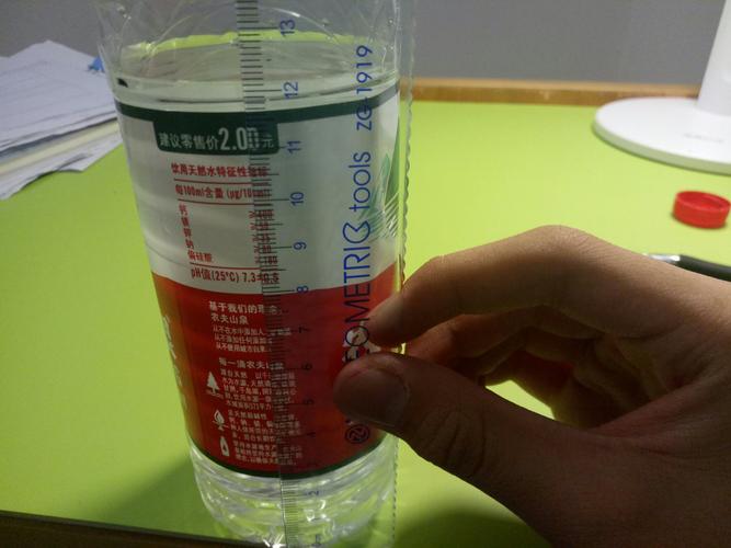 橡皮筋测量玻璃酒瓶圆周长实物图