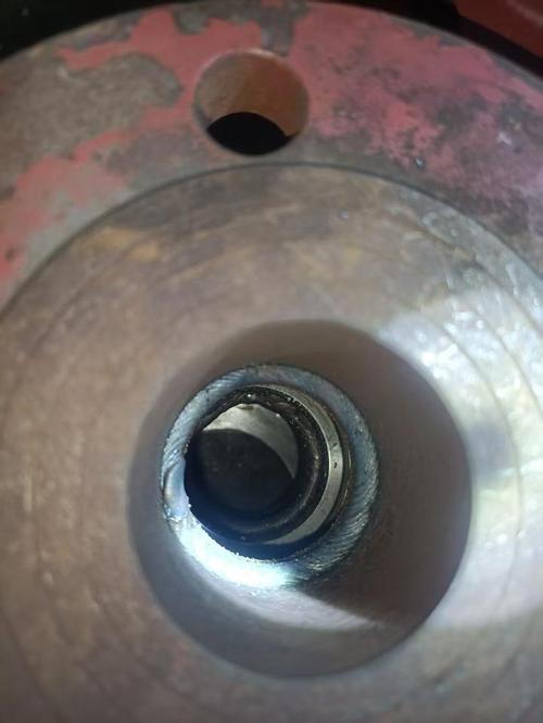 截止阀厂家焊工在进行阀体密封面堆焊