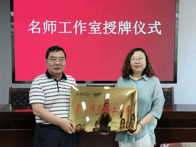 名师工作室空荡荡的挂牌教室