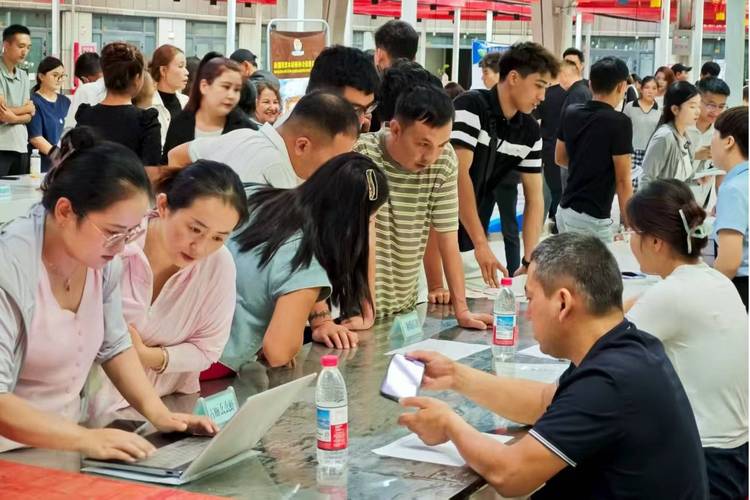 创业补贴政策宣讲现场咨询人群