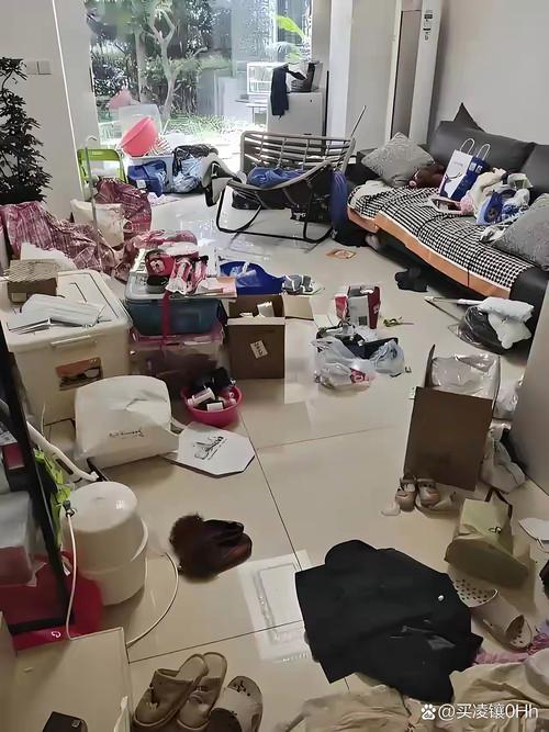 断舍离前的杂乱卧室堆积物品