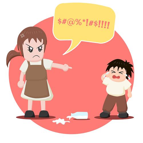 孩子面对打翻的牛奶不知所措