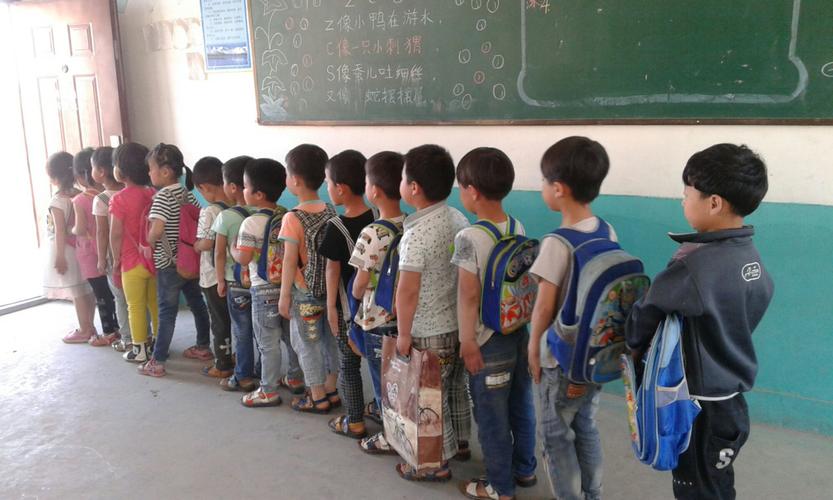 小学课后服务时段学生在操场排队慢走
